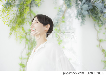 清爽的女人 128982016