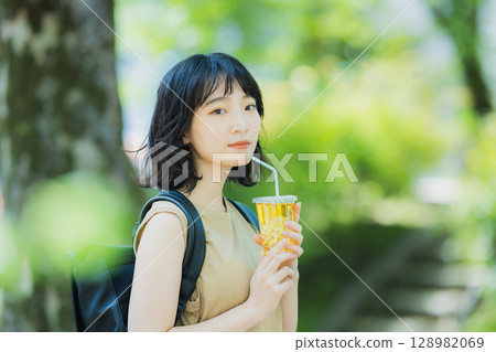 走在綠色的婦女 走在綠色的婦女 128982069