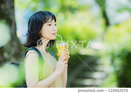走在綠色的婦女 走在綠色的婦女 128982070