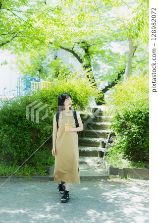 走在綠色的婦女 128982072