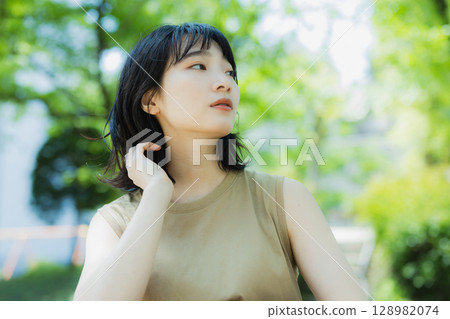 走在綠色的婦女 128982074