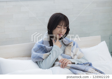 疲憊的女人躺在床上 128982220