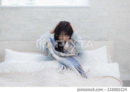 疲憊的女人躺在床上 128982224