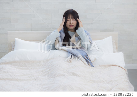 疲憊的女人躺在床上 128982225
