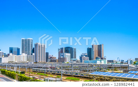 日本東京城市景觀：新幹線、山手線和芝浦塔樓公寓大樓（包括芝浦島角塔）的景觀 128982441