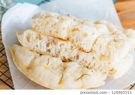 煎鍋烤佛卡夏麵包 煎鍋烤佛卡夏麵包 128983551