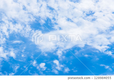 六月的天空：清晨藍天中的白雲 22 128984055