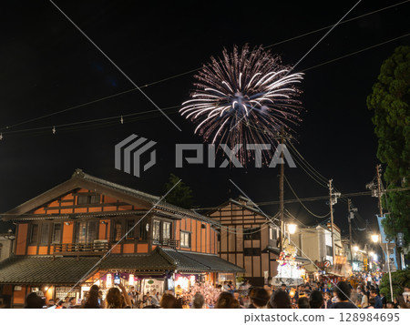 Yahiko Lantern Festival: Fireworks Display Yahiko Lantern Festival: Fireworks Display 128984695
