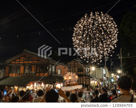 Yahiko Lantern Festival: Fireworks Display Yahiko Lantern Festival: Fireworks Display 128984705