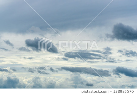 六月的天空:早晨多雲的天空和令人印象深刻的雲彩 01 六月的天空:早晨多雲的天空和令人印象深刻的雲彩 01 128985570