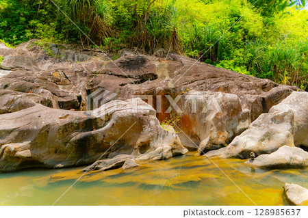 Small alpine lakes. 128985637