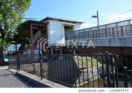 Ticket gates at Tamura Station (Hokuriku Main Line) 128985972