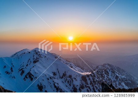 立山奧大日山的日落（從劍禦前眺望）在剩餘的雪季攀登北阿爾卑斯山的立山和別山 128985999
