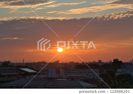 住宅區的日出,日出,住宅區的早晨,清晨,朝霞,朝陽,太陽 住宅區的日出,日出,住宅區的早晨,清晨,朝霞,朝陽,太陽 128986201