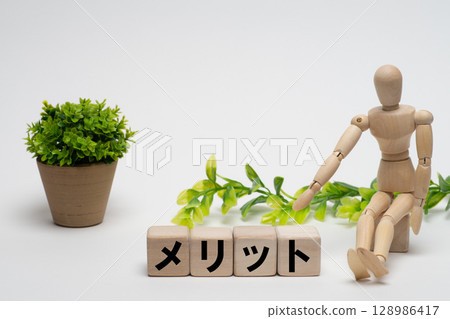 指著「功德」二字的繪畫娃娃 128986417