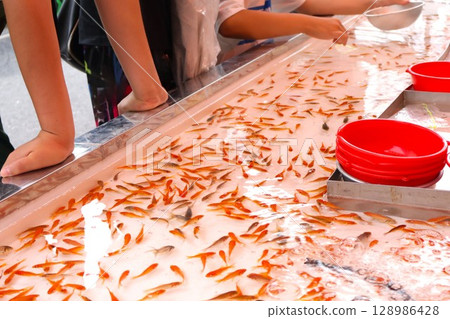 在節慶攤位撈金魚 3 個夏季節慶攤位 128986428