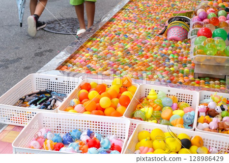 節慶攤位上的超級球舀夏季節日 128986429