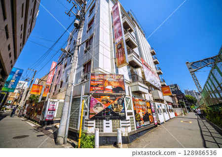 東京都市風景在日本旅館街道等看法在Uguisudani駐地前面 東京都市風景在日本旅館街道等看法在Uguisudani駐地前面 128986536