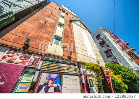 東京都市風景在日本旅館街道等看法在Uguisudani駐地前面 128986557