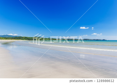 Wakimoto Beach (Akune City, Kagoshima Prefecture) - Approximately 3km of white sand and a shallow, crystal clear sea Wakimoto Beach (Akune City, Kagoshima Prefecture) - Approximately 3km of white sand and a shallow, crystal clear sea 128986612