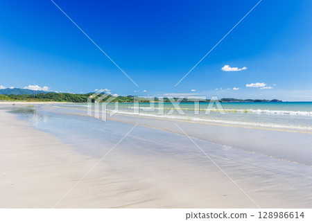 Wakimoto Beach (Akune City, Kagoshima Prefecture) - Approximately 3km of white sand and a shallow, crystal clear sea 128986614