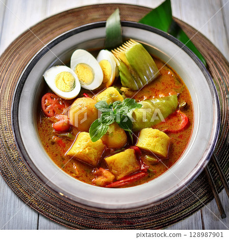 Lontong in Coconut Curry with Vegetables 128987901