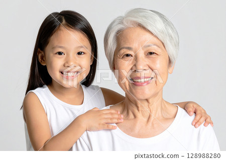 Grandma and little girl 128988280