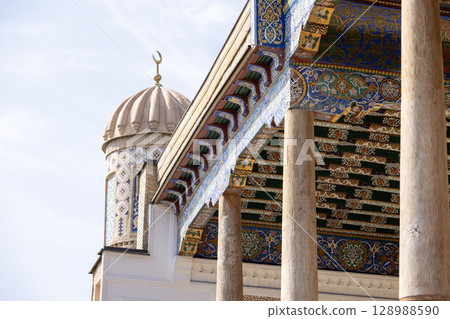 Minaret of mosque in Samarkand, Uzbekistan 128988590