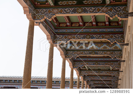 Minaret of mosque in Samarkand, Uzbekistan 128988591