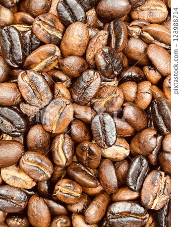 Close-Up of Premium Arabica Coffee Beans 128988714