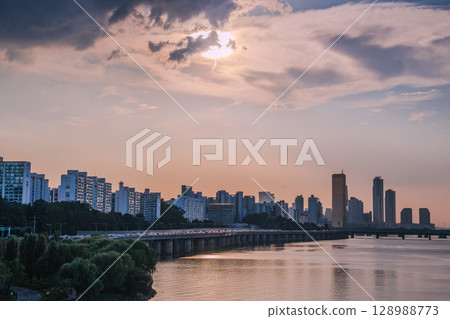 Yeouido, the financial district of Seoul, Korea, and the surrounding city scenery taken during the summer sunset 128988773