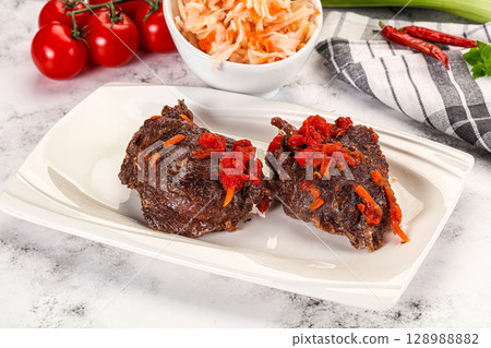 Baked beef cheeks with vegetables 128988882