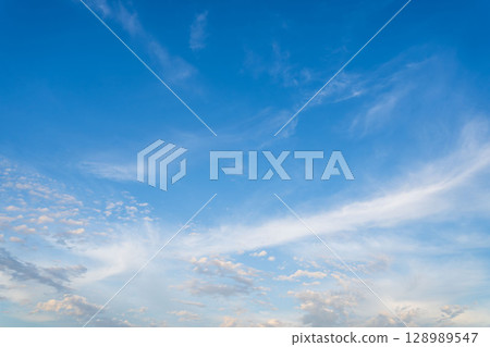 六月的天空:黃昏時分的藍天白雲 19 六月的天空:黃昏時分的藍天白雲 19 128989547