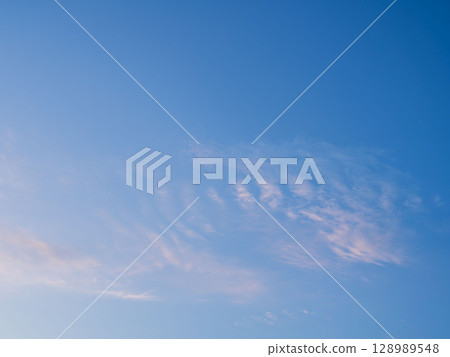 六月的天空：黃昏時分的藍天和雲彩 20 128989548