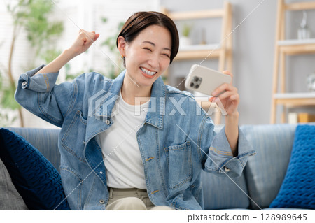 對智能手機瘋狂的女性 128989645