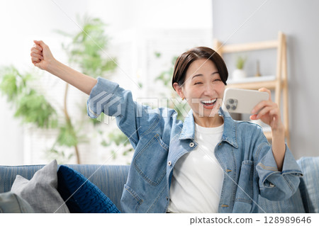 Women who are crazy about smartphones 128989646