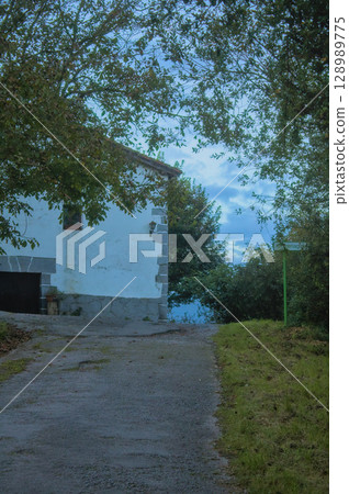 road to a farmhouse road to a farmhouse 128989775