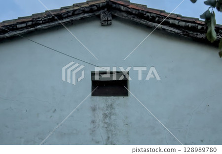 window in farmhouse 128989780