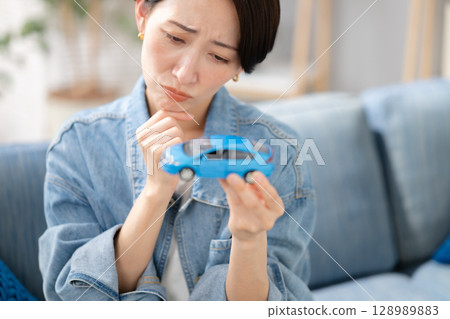 女人開車遇到麻煩 128989883