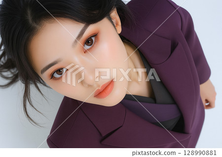 A woman looking up 128990881