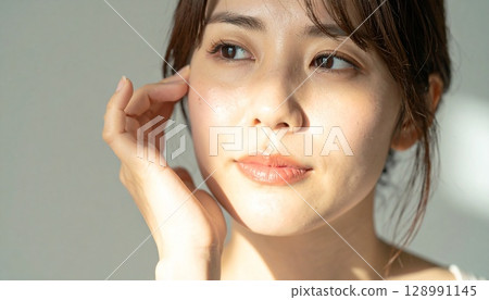 擔心紫外線的女性的皮膚和目光 128991145