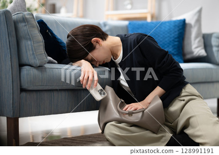 疲憊的女人睡著了 128991191