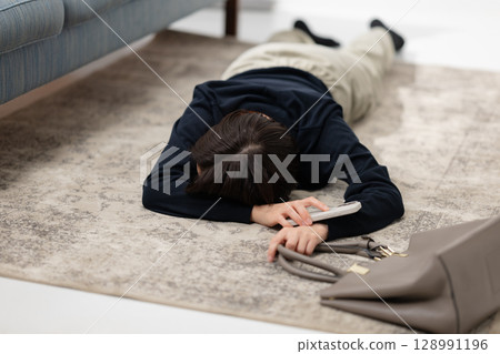 疲憊的女人睡著了 128991196