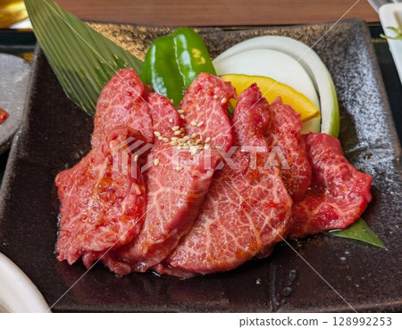 Luxurious grilled meat plate with marbled Wagyu beef skirt steak 128992253
