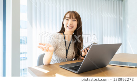 微笑著說話的女人/女商人 微笑著說話的女人/女商人 128992278