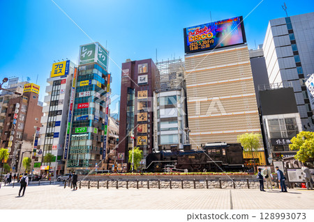 Shimbashi Station West Exit Plaza (SL Plaza) Shimbashi Station West Exit Plaza (SL Plaza) 128993073