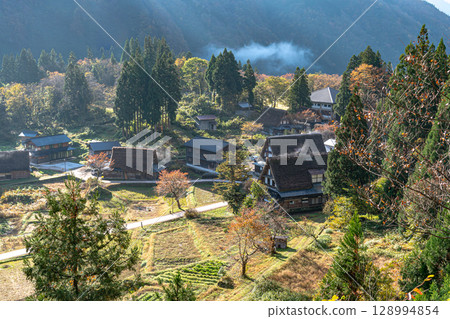 Autumn leaves in Ainokura Gassho-style village, Gokayama 128994854