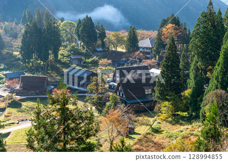 五箇山合掌村的紅葉 128994855
