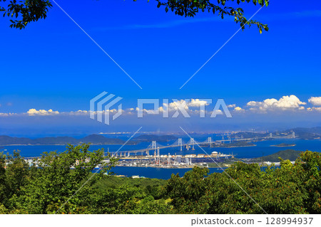 【香川縣】從城山展望台眺望瀨戶大橋和伴之巢工業區 128994937