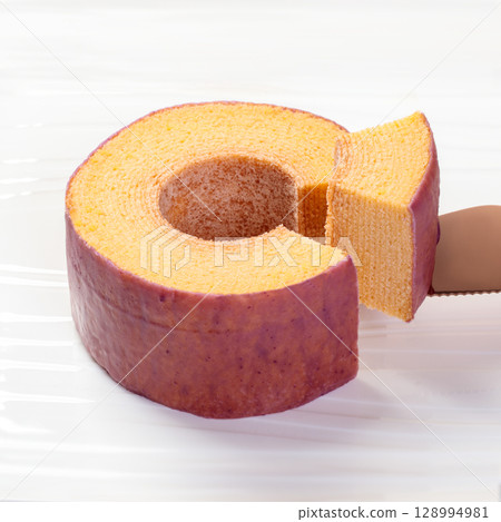 Baumkuchen made with sweet potatoes 128994981